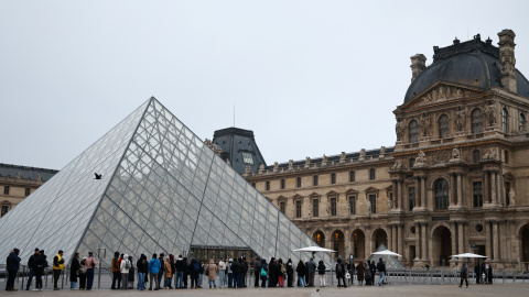 Foto de archivo de visitantes esperando la apertura del museo del Louvre. Foto de archivo de visitantes esperando la apertura del museo del Louvre.