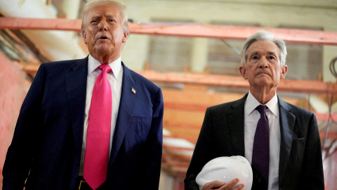 El presidente de EEUU, Donald Trump, y el de la Reserva Federal (Fed), Jerome Powell, en una imagen de archivo durante la visita a las obras de la sede del banco central, en Washington. El presidente de EEUU, Donald Trump, y el de la Reserva Federal (Fed), Jerome Powell, en una imagen de archivo durante la visita a las obras de la sede del banco central, en Washington.