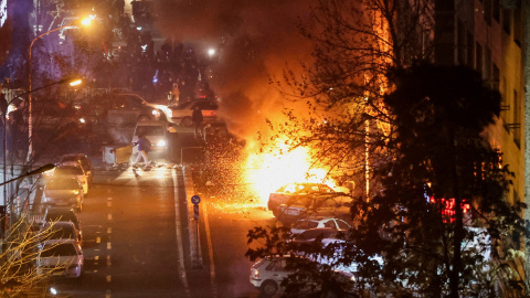 Coches ardiendo en las calles de Teherán en plena protesta contra el Gobierno. Coches ardiendo en las calles de Teherán en plena protesta contra el Gobierno.