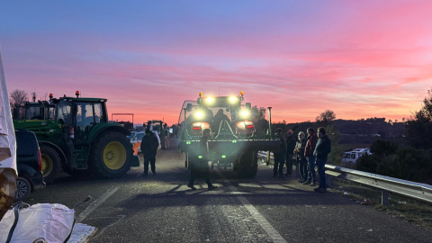 Un tractor marxant del tall de l'AP-7 a Pontòs (Alt Empordà), després del final de la protesta de la pagesia. 12/01/2025 Un tractor marxant del tall de l'AP-7 a Pontòs (Alt Empordà), després del final de la protesta de la pagesia.