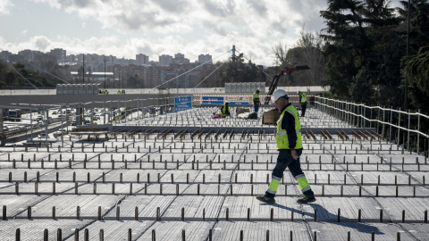 Foto de archivo de obreros trabajando en las obras de Parque Ventas, en Madrid. Foto de archivo de obreros trabajando en las obras de Parque Ventas, en Madrid.