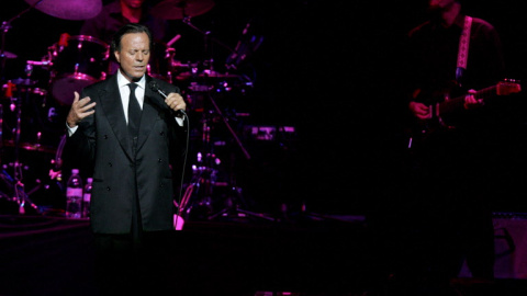 El cantante Julio Iglesias durante un concierto en Chile.