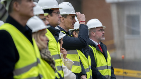 El delegado del Gobierno para la Comunidad de Madrid, Francisco Martín Aguirre, el ministro de la Presidencia, Félix Bolaños, el presidente del Gobierno, Pedro Sánchez, la ministra de Vivienda, Isabel Rodríguez, y el ministro para la Transformación Digital, Óscar López, durante el acto de demolición de los primeros edificios del acuartelamiento de Campamento, a 12 de enero de 2026, en Madrid (España). El Nuevo Barrio Campamento, que contempla la construcción de al menos 10.700 viviendas a precios asequibles en el suroeste de Madrid, toma impulso con el derribo de 57 antiguas edificaciones de uso militar.Alberto Ortega / Europa Press12/1/2026