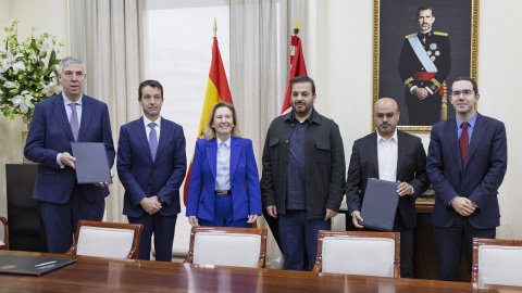 Los responsables de Indra y de Edge con la secretaria de Estado de Defensa, María Amparo Valcarce.