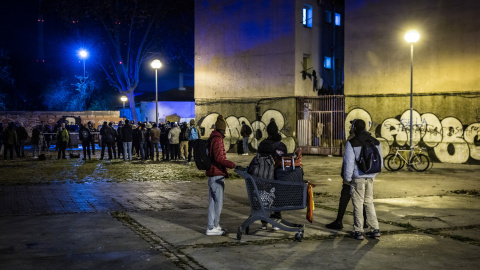 Alguns migrants del B9 traient les seves pertinences durant el dessallotjament