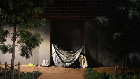 Un assentament d'una persona sense llar a Barcelona