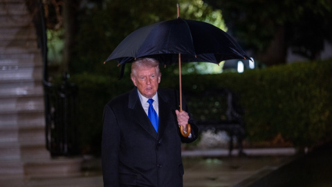 Foto de archivo de Trump hablando con la prensa al salir de la Casa Blanca.