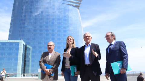 Xavier Trias amb els exconsellers Jaume Giró i Victòria Alsina i el doctor Antoni Trilla davant l'hotel W en una imatge d'arxiu Xavier Trias amb els exconsellers Jaume Giró i Victòria Alsina i el doctor Antoni Trilla davant l'hotel W en una imatge d'arxiu