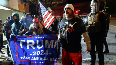 2026-01-11T075338Z_1279514992_RC2SYIACB975_RTRMADP_3_USA-TRUMP-MINNESOTA-PROTESTS Contramanifestantes que apoyan al Servicio de Inmigración y Control de Aduanas de Estados Unidos (ICE) y al presidente estadounidense Donald Trump.