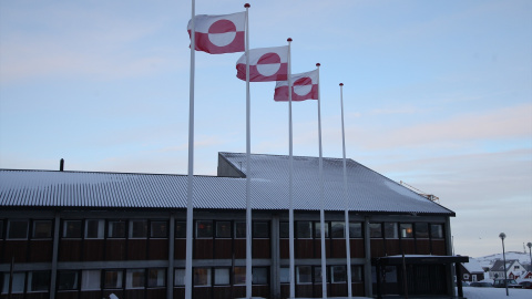 Banderas groenlandesas ondean frente al parlamento Inatsisartut en la capital, Nuuk.