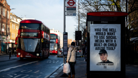 Un cartel en una parada de autobús en Londres, llamando al boicot de X por los 'deepfakes' sexuales. Un cartel en una parada de autobús en Londres, llamando al boicot de X por los 'deepfakes' sexuales.