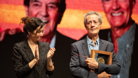 Ramón Arcusa Imagen de archivo de Ramón Arcusa, del Dúo Dinámico, mientras recibe un premio, junto a la presidenta de la Comunidad de Madrid, Isabel Díaz Ayuso.