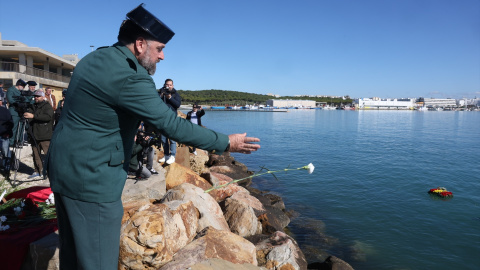Ofrenda floral en homenaje a los guardias civiles fallecidos en el puerto de Barbate.