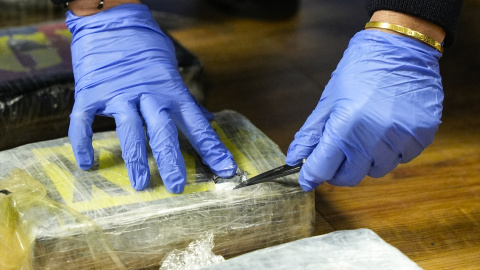 Un fardo de cocaína incautado en una operación conjunta de la Policía y la Guardia Civil. Un fardo de cocaína incautado en una operación conjunta de la Policía y la Guardia Civil.