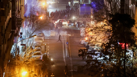 Manifestantes iraníes se reúnen en una calle de Teherán el 8 de enero de 2026. Manifestantes iraníes se reúnen en una calle de Teherán el 8 de enero de 2026.