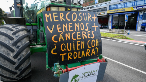 Tractor que porta una pancarta durante la protesta organizada por ENBA, EHNE Confederación y UAGN, en Irún.