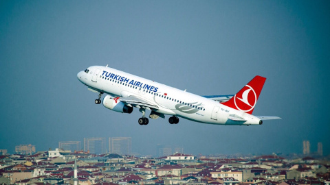 Imatge d'arxiu d'un avió de Turkish Airlines sobrevolant l'aeroport del Prat. 15/01/2026 Imatge d'arxiu d'un avió de Turkish Airlines sobrevolant l'aeroport del Prat.