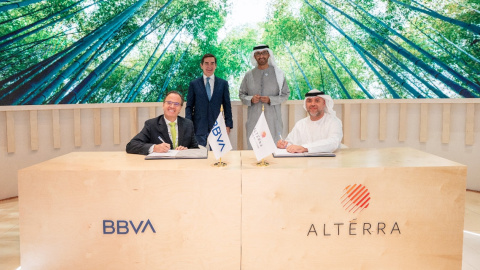 De pie, Carlos Torres Vila, presidente de BBVA y el sultan Al Jaber, presidente de Altérra, en la firma del acuerdo entre ambas entidades.