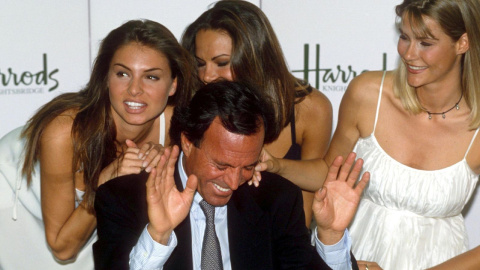 2456247 Imagen de archivo Julio Iglesias rodeado de mujeres.