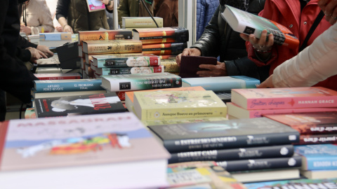 Llibres en una parada de Sant Jordi al centre de Sabadell