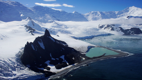 Vista de un glaciar en la Isla Media Luna, en la Antártida. Vista de un glaciar en la Isla Media Luna, en la Antártida.