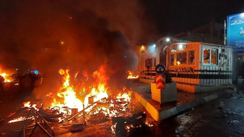 Una comisaría es incendiada durante las protestas en Teherán, Irán.