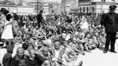 Niños en la mendicidad, recogidos por Auxilio Social, en el albergue de Matadero. Niños en la mendicidad, recogidos por Auxilio Social, en el albergue de Matadero.