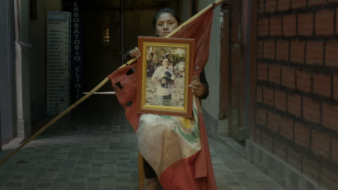 Milagros Samillán con el retrato de su hermano médico Marco, asesinado el 9 de enero de 2023 por la policía cuando atendía a un herido en las protestas.