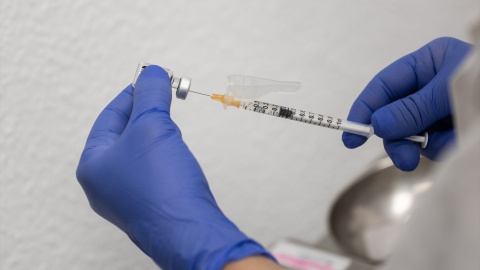 Vacuna Imagen de archivo de una sanitaria prepara un vial durante el inicio de la campaña de vacunación de la gripe.