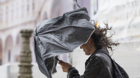 Imagen de fuertes vientos y lluvia en Santiago de Compostela (Galicia).