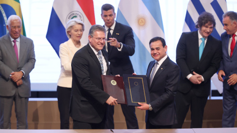 Maroš Šefčovič, comisario de Comercio de la UE, y el ministro paraguayo Rubén Ramírez en la firma del acuerdo UE-Mercosur.