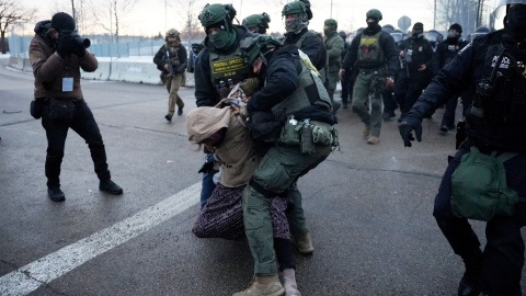 Agentes en Minnesota Agentes detienen a un manifestante durante una protesta contra los agentes de ICE (Minnesota)