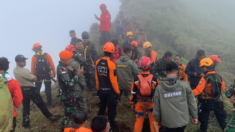 Equipo de búsqueda del avión desaparecido en Maros (Indonesia), este domingo. Equipo de búsqueda del avión desaparecido en Maros (Indonesia), este domingo.