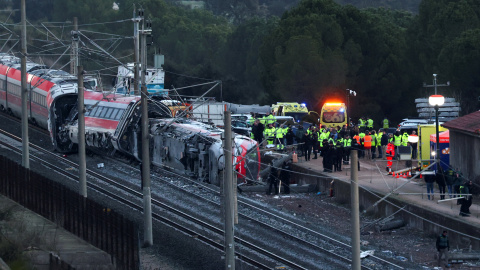 Los efectivos de emergencia trabajan junto a uno de los trenes implicados en el accidente en Adamuz, Córdoba. Los efectivos de emergencia trabajan junto a uno de los trenes implicados en el accidente en Adamuz, Córdoba.