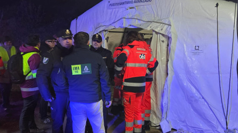 Fotografía tomada de la cuenta oficial de la red social X @E112Andalucia de la Agencia de Emergencias de Andalucía que muestra a sus integrantes durante un trabajo de emergencia en la zona del accidente.