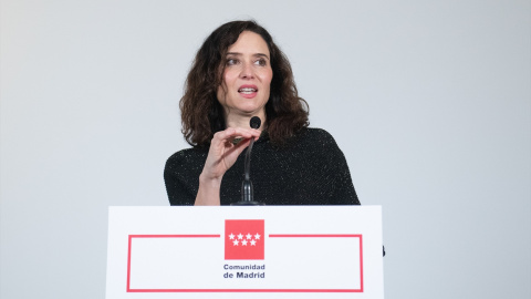 La presidenta de la Comunidad de Madrid, Isabel Díaz Ayuso (d), interviene durante la apertura de la exposición Des-caradas. Mujeres históricas vistas con los ojos de hoy, a 15 de enero de 2026, en Madrid (España). La presidenta de la Comunidad de Madrid, Isabel Díaz Ayuso (d), interviene durante la apertura de la exposición Des-caradas. Mujeres históricas vistas con los ojos de hoy, a 15 de enero de 2026, en Madrid (España).