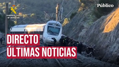 Al menos 39 personas han muerto tras el accidente en Córdoba de dos trenes de alta velocidad en el término municipal de Adamuz (Córdoba). El siniestro, además, ha dejado 152 heridos. De ellos, 48 permanecen ingresadas en diferentes hospitales, 12 de los cuales, entre ellas un menor, están en la UCI.

El accidente ocurrió a las 19.45 horas de este domingo, cuando los tres últimos vagones de un tren de larga distancia Iryo 6189 que salió de Málaga e iba hacia Madrid (Puerta de Atocha), en el que iban 317 personas, ha descarrilado en los desvíos de entrada de la vía 1 de Adamuz invadiendo la vía contigua, por la que circulaba otro convoy de larga distancia Alvia 2384 que salió de Madrid y se dirigía a Huelva, que también ha descarrilado.

Suscríbete a nuestro canal: https://bit.ly/2U8nM0q
Visita: https://www.publico.es/
Síguenos en Facebook: https://www.facebook.com/diario.publico/
Síguenos en Twitter: https://twitter.com/publico_es
Síguenos en Instagram: https://www.instagram.com/publico.es

Únete a la República de Público: https://bit.ly/2GKg4Sx
¡Bienvenido al CANAL de Youtube de Público! Periodismo, investigación y compromiso para construir un mundo más igualitario.

¡Suscríbete ya a nuestro canal!: https://bit.ly/2U8nM0q