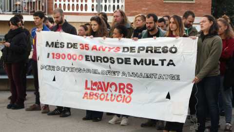 Pancarta per denunciar la petició de presó i multa per a les persones encausades pel cas del Bloc Llavors.