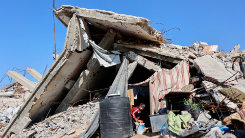 AFP__20260117__932Z93H__v2__MidRes__PalestinianIsraelConflictDisplaced Una niña palestina desplazada que vive entre los escombros y restos de viviendas destruidos por el ejército israelí llena un recipiente con agua en el campo de refugiados de Jabalia, al norte de la Franja de Gaza (17/01/26)