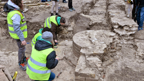 Excavaciones en la Piazza Andrea Costa, en Fano (Italia), donde aparecieron restos que se cree pertenecen a la Basílica de Vitruvio.