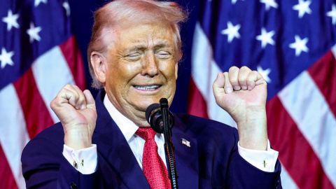 2026-01-06T155031Z_367878865_RC2RVIAVIO8D_RTRMADP_3_USA-TRUMP El presidente Donald Trump, hace un gesto mientras imita a un levantador de pesas transgénero durante su discurso ante los republicanos.