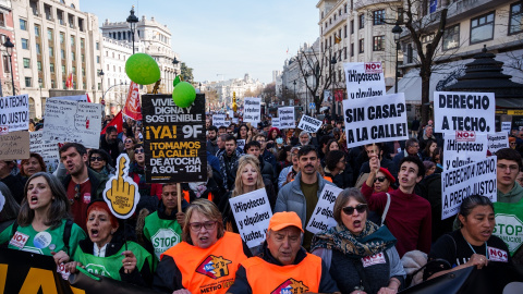 Cientos de personas durante una manifestación por una vivienda digna.