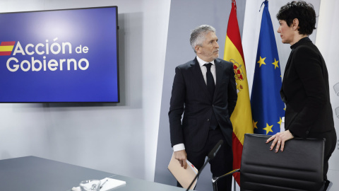El ministro del Interior, Fernando Grande- Marlaska (i) y la ministra de Inclusión, Seguridad Social y Migraciones y portavoz del Gobierno, Elma Saiz este martes.