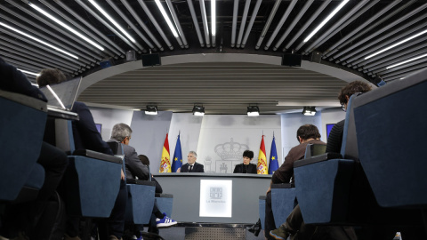 El ministro del Interior, Fernando Grande- Marlaska (i) y la ministra de Inclusión, Seguridad Social y Migraciones y portavoz del Gobierno, Elma Saiz durante la rueda de prensa.