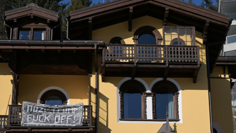 Una pancarta contra Trump en una casa de Davos.