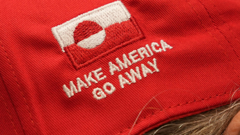 El lema 'Make America Go Away' cosido en el costado de una gorra que usa el copropietario de la tienda de ropa McKorman de Copenhague (Dinamarca). El lema 'Make America Go Away' cosido en el costado de una gorra que usa el copropietario de la tienda de ropa McKorman de Copenhague (Dinamarca).