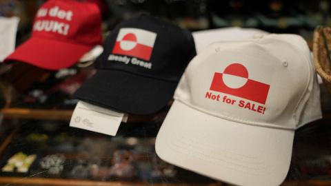 Otras Gorras con lemas de beisbol con lemas de apoyo a Groenlandia, en una tienda de ropa en Copenhague (Dinamarca).