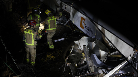 Accidente de un tren de la línea 4 de Rodalies Los Bomberos de la Generalitat trabajan en el lugar del accidente de un tren de la línea 4 de Rodalies.