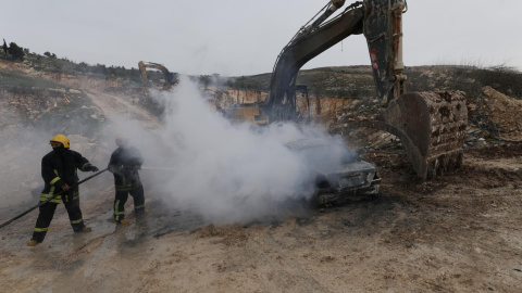 0f67586cf7773c4578bf549a48d9475731a0364dw ORIF (-), 21/01/2026.- Palestinian emergency services extinguish a smouldering bulldozer following an attack by Israeli settlers on a stone works processing plant in the village of Orif, near Nablus, in the West Bank, 21 January 2026. According to the Palestinian Red Crescent Society, two villagers were injured in the attack. EFE/EPA/ALAA BADARNEH