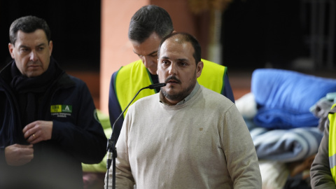 EuropaPress_7229908_alcalde_adamuz_cordoba_rafael_angel_moreno_atiende_medios_antes_trasladarse (Foto de ARCHIVO)El alcalde de adamuz (Córdoba), Rafael Ángel Moreno, atiende a los medios antes de trasladarse al lugar del accidente. A 19 de enero de 2026, en Adamuz, Córdoba (Andalucía, España). El presidente del Gobierno, Pedro Sánchez, ha asegurado que van a "dar con la verdad" sobre las causas del accidente ferroviario que ha provocado al menos 39 muertos en Adamuz (Córdoba) y ha advertido a los ciudadanos ante los "bulos" que se pueden extender después de la tragedia, además ha decretado tres días de luto oficial, que empezarán en la próxima medianoche hasta el jueves, según ha trasladado en una comparecencia desde la localidad cordobesa, junto a varios ministros y el presidente de la Junta de Andalucía, Juanma Moreno.Joaquin Corchero / Europa Press19/1/2026